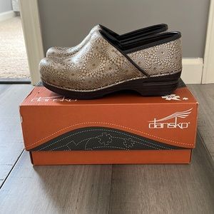 dansko xp clogs